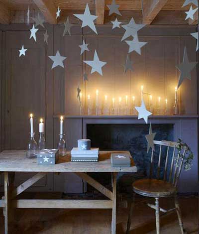 como-decorar-casa-hogar-decoracion-minimalista-navidad-estrellas-blancas-guirnaldas-techo