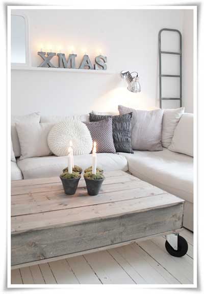 como-decorar-casa-navidad-hogar-decoracion-minimalista-velas-mesa-auxiliar-salon